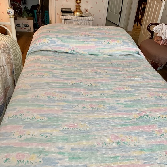 SEERSUCKER RUFFLED COTTON 2 MATCHING BEDSPREADS FLORAL GARDEN & SOFT PASTELS - Picture 9 of 16